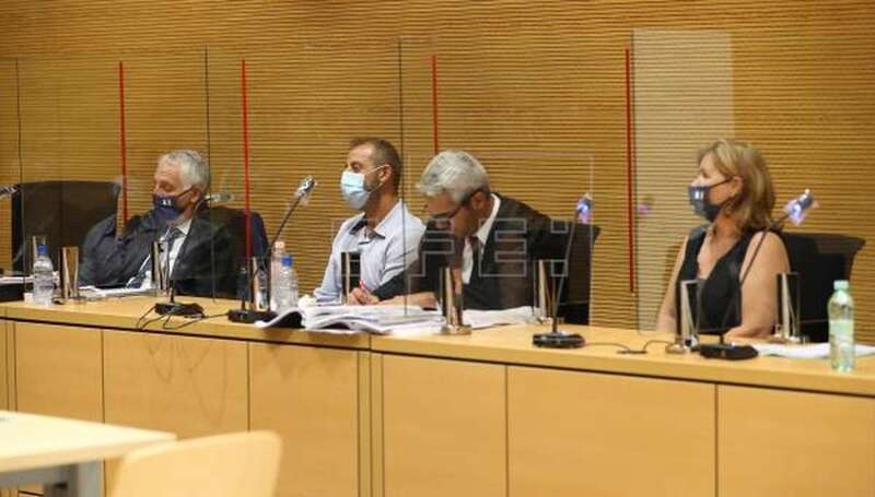 Imagen de la primera jornada del juicio contra un hombre (2i) para el que se piden 18 años de cárcel, acusado de haber asesinado y quemado el cuerpo de un indigente discapacitado (Foto EFE / Elvira Urquijo A.)